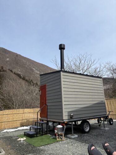 OYASU SAUNA 受付フロント前・薪とヴィヒタ