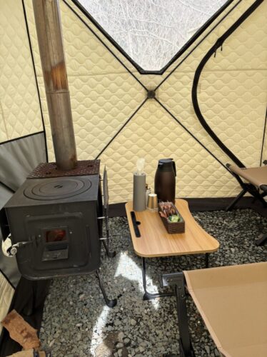 テント内の休憩スペース