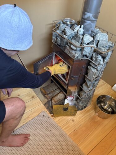 薪をくべる様子 皮手袋で安全に