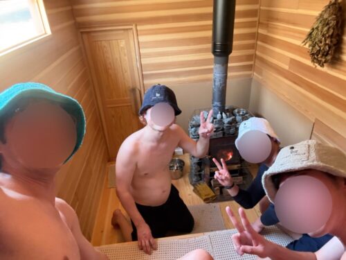 OYASU SAUNA 仲間と楽しく記念撮影