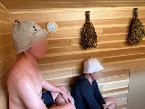 OYASU SAUNA 仲間とサウナを体験中の様子